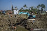 Pekerja menyelesaikan proyek pembangunan pintu air di Oxbow Bojongsoang, Kabupaten Bandung, Jawa Barat, Jumat (20/9/2019). Pembangunan pintu air di Daerah Aliran Sungai Citarum tersebut ditujukan sebagai salah satu antisipasi banjir luapan Sungai Citarum yang kerap kali terjadi di wilayah tersebut ketika musim penghujan tiba. ANTARA FOTO/Raisan Al Farisi/agr