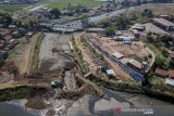 Foto udara proyek pembangunan pintu air di Oxbow Bojongsoang, Kabupaten Bandung, Jawa Barat, Jumat (20/9/2019). Pembangunan pintu air di Daerah Aliran Sungai Citarum tersebut ditujukan sebagai salah satu antisipasi banjir luapan Sungai Citarum yang kerap kali terjadi di wilayah tersebut ketika musim penghujan tiba. ANTARA FOTO/Raisan Al Farisi/agr