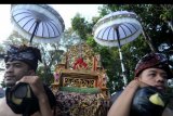 Sejumlah warga mengikuti pawai seni budaya Mahabandana Prasadha 2019 di Denpasar, Bali, Jumat (20/9/2019). Kegiatan tersebut diselenggarakan untuk memeriahkan peringatan 113 tahun Perang Puputan Badung yang merupakan pertempuran masyarakat Badung hingga titik darah penghabisan melawan Belanda pada tahun 1906. ANTARA FOTO/Fikri Yusuf/nym.