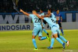 Pemain Persela, Rafael Gomes De Oliviera (kiri) melakukan selebrasi usai menjebol gawang Arema FC pada perandingan Liga 1 2019 putaran kedua di Stadion Surajaya Lamongan, Jawa Timur, Jumat (20/9/2019). Persela berhasil mengalahkan Arema FC dengan skor 2-0. Antara Jatim/Syaiful Arif/zk.