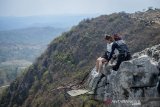 Seorang wisatawan menaiki tebing karst Citatah di wisata alam Indiana Camp, Kabupaten Bandung Barat, Jawa Barat, Kamis (19/9/2019). Pemerintah Provinsi Jawa Barat menargetkan kawasan karst Citatah akan berstatus Geopark Nasional pada 2020 dan menjadi salah satu kawasan wisata unggulan di Jawa Barat. ANTARA FOTO/Raisan Al Farisi/agr