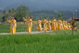 Wanita Bali menampilkan Tari Rejang Kesari saat pembukaan Jatiluwih Festival 2019 di kawasan cagar budaya pertanian Desa Jatiluwih, Tabanan, Bali, Jumat (20/9/2019). Festival tahunan yang berlangsung 20-22 September 2019 tersebut diisi dengan berbagai atraksi seni budaya untuk memajukan pariwisata di kawasan pertanian yang telah ditetapkan sebagai warisan budaya dunia (WBD) oleh UNESCO. ANTARA FOTO/Nyoman Hendra Wibowo/nym