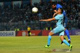 Pemain Persela, Rafael Gomes De Oliviera (kiri) berebut bola dengan pemain Arema FC Hamka Hamzah dalam  perandingan Liga 1 2019 putaran kedua di Stadion Surajaya Lamongan, Jawa Timur, Jumat (20/9/2019). Antara Jatim/Syaiful Arif/zk.