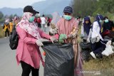 Pelajar, mahasiswa dan aktivis lingkungan membersihkan sampah di pesisir pantai wisata Ulee Lheu pada peringatan Hari Pembersihan Dunia 2019 di Banda Aceh, Aceh, Sabtu (21/9/2019). Peringatan Hari Pembersihan Dunia (World Cleanup Day) menjadi momentum aksi sosial global untuk mengkampanyekan permasalahan limbah, meningkatkan kesadaran penduduk agar tidak membuang sampah sembarangan serta pengurangan penggunaan plastik. Antara Aceh / Irwansyah Putra.