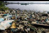 Nelayan jala tradisional menangkap ikan di waduk yang tercemar limbah sampah plastik di Lhokseumawe, Aceh, Sabtu (21/9/2019). Menurut berbagai studi dan hasil penelitian, mengonsumsi ikan yang tercemar limbah makroplastik dan mikroplastik buangan aktivitas manusia akan berdampak buruk bagi Kesehatan mulai dari peradangan, kematian sel, kerusakan saluran pencernaan, hingga menyebabkan kanker. ANTARA FOTO/Rahmad/nym