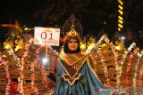 Peserta Banjarmasin Night Carnival melintas di Jalan Jendral Sudirman Banjarmasin, Kalimantan Selatan, Sabtu (21/9/2019).Banjarmasin Night Carnival yang diikuti 35 peserta dengan tema 