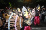 Peserta Banjarmasin Night Carnival melintas di Jalan Jendral Sudirman Banjarmasin, Kalimantan Selatan, Sabtu (21/9/2019).Banjarmasin Night Carnival yang diikuti 35 peserta dengan tema 