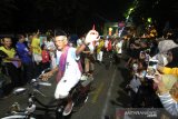 Peserta Banjarmasin Night Carnival melintas di Jalan Jendral Sudirman Banjarmasin, Kalimantan Selatan, Sabtu (21/9/2019).Banjarmasin Night Carnival yang diikuti 35 peserta dengan tema 