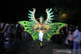 Peserta Banjarmasin Night Carnival melintas di Jalan Jendral Sudirman Banjarmasin, Kalimantan Selatan, Sabtu (21/9/2019).Banjarmasin Night Carnival yang diikuti 35 peserta dengan tema 