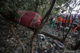 Pelajar memungut sampah yang berserakan di sekitar kawasan pantai di Tambak Wedi, Surabaya, Jawa Timur, Sabtu (21/9/2019). Aksi yang diikuti 1.500 pelajar SD dan SMP dari berbagai sekolah di Surabaya tersebut sebagai wujud kepedulian terhadap kebersihan lingkungan sekaligus dalam rangka memperingati World Clean Up Day 2019. Antara Jatim/Moch Asim/zk.