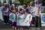 Sejumlah siswa dari Alifa Kids membawa poster saat aksi peduli lingkungan di Hari Bebas Kendaraan Bermotor (Hbkb) di Jalan Ir H Juanda, Bandung, Jawa Barat, Minggu (22/9/2019). Aksi tersebut dilakukan dalam rangka menanamkan peduli lingkungan kepada anak sejak dini. ANTARA FOTO/Raisan Al Farisi/agr