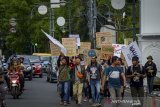 Aktivis dari berbagai organisasi lingkungan melakukan aksi di Jalan R.E Martadinata, Bandung, Jawa Barat, Jumat (20/9/2019). Aksi yang bertemakan 