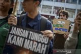 Aktivis dari berbagai organisasi lingkungan melakukan aksi di Jalan R.E Martadinata, Bandung, Jawa Barat, Jumat (20/9/2019). Aksi yang bertemakan 