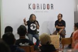 Kepala Divisi Museum dan Galeri Foto Jurnalistik ANTARA (GFJA) Oscar Motuloh (kiri) bersama moderator Pewarta Foto Kompas Bahana Patria Gupta (kanan) menjadi pembicara pada acara Bincang Fotografi di Koridor Siola, Surabaya, Jawa Timur, Sabtu (21/9/2019). Kegiatan Bincang Fotografi yang dihadiri oleh berbagai kalangan itu, merupakan rangkaian acara pameran foto Sportacular yang digelar hingga (28/9) di Siola Surabaya. Antara Jatim/Budi Candra Setya/zk.