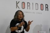 Kepala Divisi Museum dan Galeri Foto Jurnalistik ANTARA (GFJA) Oscar Motuloh  menjadi pembicara pada acara Bincang Fotografi di Koridor Siola, Surabaya, Jawa Timur, Sabtu (21/9/2019). Kegiatan Bincang Fotografi yang dihadiri oleh berbagai kalangan itu, merupakan rangkaian acara pameran foto Sportacular yang digelar hingga (28/9) di Siola Surabaya. Antara Jatim/Budi Candra Setya/zk.