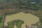 Foto udara Danau Rawa Onom di Lingkungan Siluman Baru, Kota Banjar, Jawa Barat, Minggu (22/9/2019). Pada Musim kemarau permukaan air Danau Rawa Onom tidak pernah surut atau mengering, sehingga ratusan hektare lahan pertanian dikawasan tersebut tidak kekurangan air. ANTARA FOTO/Adeng Bustomi/ agr