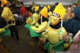 Penari menampilkan tari manopeng pada Pagelaran Tradisi Manopeng di Desa Banyiur Luar, Banjarmasin, Kalimantan Selatan, Minggu (22/9/2019).Pagelaran Tradisi Manopeng tersebut selain melestarikan tradisi keluarga sekaligus ajang promosi pariwisata daerah.Foto Antaranews Kalsel/Bayu Pratama S.