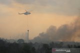 Helikoter milik BNPB melakukan water bombing pada kebakaran lahan di Kawasan Handil Bakti, Kabupaten Barito Kuala, Kalimantan Selatan, Minggu (22/9/2019).Puluhan relawan pemadam kebakaran kota Banjarmasin ikut serta memadamkan kebakaran lahan di kawasan perbatasan Banjarmasin dengan Kabupaten Barito Kuala dan berdasarkan data Badan Penanggulangan Bencana Daerah (BPBD) Provinsi Kalsel titik hotspot di atas kepercayaan 50 persen sebanyak 105 titik yang tersebar di sejumlah wilayah Kalsel.Foto Antaranews Kalsel/Bayu Pratama S.