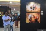 Pengunjung mengamati foto saat pameran foto Sportacular di Gedung Siola (Surabaya Museum), Surabaya, Jawa Timur, Sabtu (21/9/2019). Pameran yang memajang 68 foto karya 37 pewarta tersebut menampilkan foto-foto Asian Games dan Asian Para Games 2018 serta beberapa olahraga tradisonal Nusantara. Antara Jatim/Saiful Bahri/zk.