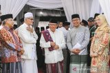 Gubernur Jawa Barat Ridwan Kamil (kedua kanan) didampingi Bupati Purwakarta Anne Ratna Mustika (kanan) berbincang bersama Rais Aam Pengurus Besar Nahdlatul Ulama (PBNU) KH. Miftachul Akhyar (kedua kiri), Ketua Umum PBNU Said Aqil Siradj (kiri), saat menghadiri acara pembukaan rapat pleno PBNU di Pondok Pesantren Al-Muhajirin II, Purwakarta, Jawa Barat, Jumat (20/9/2019). Dengan dibukanya rapat pleno PBNU tersebut yang akan dilaksanakan selama tiga hari untuk membahas tentang kinerja badan otonom, lembaga dan evaluasi program PBNU sekaligus mengumumkan tempat diselenggarakannya Muktamar ke-34 tahun 2020. ANTARA FOTO/M Ibnu Chazar/agr