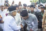  Wakil Presiden terpilih KH. Ma'ruf Amin (kedua kiri) disambut oleh Gubernur Jawa barat Ridwan kamil (ketiga kanan) saat menghadiri acara pembukaan rapat pleno PBNU di Pondok Pesantren Al-Muhajirin II, Purwakarta, Jawa Barat, Jumat (20/9/2019). Dengan dibukanya rapat pleno PBNU tersebut yang akan dilaksanakan selama tiga hari untuk membahas tentang kinerja badan otonom, lembaga dan evaluasi program PBNU sekaligus mengumumkan tempat diselenggarakannya Muktamar ke-34 tahun 2020. ANTARA FOTO/M Ibnu Chazar/agr