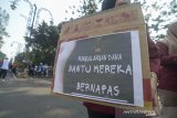 Mahasiwa dari berbagai kampus di Bandung melakukan aksi solidaritas untuk korban bencana asap saat Hari Bebas Kendaraan Bermotor (Hbkb) di Jalan Ir H Juanda, Bandung, Jawa Barat, Minggu (22/9/2019). Aksi tersebut dilakukan sebagai salah satu bentuk simpati kepada korban bencana asap yang terus berjatuhan di beberapa wilayah di Sumatera dan Kalimantan. ANTARA FOTO/Raisan Al Farisi/agr