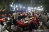 Tamu undangan City Sanitation Summit (CSS) menikmati jamuan makan malam di Siring Sungai Martapura Banjarmasin, Kalimantan Selatan, Senin (23/9/2019).Sebanyak 281 kepala daerah beserta pendampingnya hadiri City Sanitation Summit (CSS) ke-19 tahun 2019 di Kota Banjarmasin.Foto Antaranews Kalsel/Bayu Pratama S.