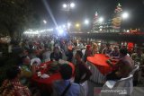 Tamu undangan City Sanitation Summit (CSS) menikmati jamuan makan malam di Siring Sungai Martapura Banjarmasin, Kalimantan Selatan, Senin (23/9/2019).Sebanyak 281 kepala daerah beserta pendampingnya hadiri City Sanitation Summit (CSS) ke-19 tahun 2019 di Kota Banjarmasin.Foto Antaranews Kalsel/Bayu Pratama S.