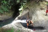 Air terjun unik di Nagari Lakitan Tengah, sebelum jatuh air menembus bebatuan