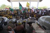 Mahasiswa gabungan dari berbagai perguruan tinggi berunjuk rasa di kantor Gubernur Provinsi Kalsel, Banjarbaru, Kalimantan Selatan, Selasa (24/9/2019).Dalam aksi yang diikuti ratusan mahasiswa dari berbagai elemen mahasiswa di sejumlah perguruan tinggi di kalsel tersebut mereka meminta Presiden Republik Indonesia menunaikan janjinya untuk mencopot Pejabat yang dinilai lamban menangani Kebakaran hutan dan lahan yang sudah menimbulkan kabut asap serta menolak RUU KUHP karena dinilai bertentangan dengan prinsip-prinsip demokrasi dan HAM.Foto Antaranews Kalsel/Bayu Pratama S.