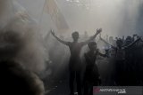 Massa yang tergabung dalam Aliansi Mahasiswa Jawa Barat bentrok melakukan aksi unjuk rasa di Depan Gedung DPRD Jawa Barat, Senin (23/9/2019). Aksi tersebut menuntut untuk  Pemerintah Indonesia khususnya Presiden untuk mencabut UU KPK yang baru, menolak RKHUP, dan RUU Pemasyarakatan yang dianggap meatikan keadilan di Indonesia. ANTARA JABAR/Novrian Arbi/agr