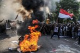 Massa yang tergabung dalam Aliansi Mahasiswa Jawa Barat bentrok melakukan aksi unjuk rasa di Depan Gedung DPRD Jawa Barat, Senin (23/9/2019). Aksi tersebut menuntut untuk  Pemerintah Indonesia khususnya Presiden untuk mencabut UU KPK yang baru, menolak RKHUP, dan RUU Pemasyarakatan yang dianggap meatikan keadilan di Indonesia.ANTARA JABAR/Novrian Arbi/agr