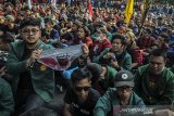 Massa yang tergabung dalam Aliansi Mahasiswa Jawa Barat bentrok melakukan aksi unjuk rasa di Depan Gedung DPRD Jawa Barat, Senin (23/9/2019). Aksi tersebut menuntut untuk  Pemerintah Indonesia khususnya Presiden untuk mencabut UU KPK yang baru, menolak RKHUP, dan RUU Pemasyarakatan yang dianggap meatikan keadilan di Indonesia. ANTARA JABAR/Novrian Arbi/agr