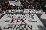 Massa yang tergabung dalam Aliansi Mahasiswa Jawa Barat bentrok melakukan aksi unjuk rasa di Depan Gedung DPRD Jawa Barat, Senin (23/9/2019). Aksi tersebut menuntut untuk  Pemerintah Indonesia khususnya Presiden untuk mencabut UU KPK yang baru, menolak RKHUP, dan RUU Pemasyarakatan yang dianggap meatikan keadilan di Indonesia. ANTARA JABAR/Novrian Arbi/agr