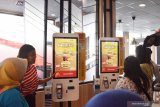 Sejumlah karyawan melakukan aktivitas di gerai McDonald's di Kota Madiun, Jawa Timur, Selasa (24/9/2019). PT Rekso Nasional Food membuka gerai di Madiun yang merupakan gerai ke-212 guna melayani kebutuhan masyarakat Madiun terhadap keberagaman tempat bersantap. Antara Jatim/Siswowidodo/zk.