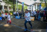 Gubernur Jawa Barat Ridwan Kamil bermain gobak sodor bersama siswa saat gerakan asik tanpa gawai di Gedung Sate Bandung, Jawa Barat, Selasa (24/9/2019). Acara yang diikuti 700 anak dari SD hingga SMA di Kota Bandung tersebut dilakukan guna mendorong anak-anak agar aktif bermain di luar rumah tanpa menggunakan gawai. ANTARA JABAR/Raisan Al Farisi/agr