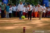 Ketua Lembaga Perlindungan Anak Indonesia (LPAI) Seto Mulyadi (tengah) bersama Gubernur Jawa Barat Ridwan Kamil (kiri) bermain boy boyan atau pecah piring bersama siswa saat gerakan asik tanpa gawai di Gedung Sate Bandung, Jawa Barat, Selasa (24/9/2019). Acara yang diikuti 700 anak dari SD hingga SMA di Kota Bandung tersebut dilakukan guna mendorong anak-anak agar aktif bermain di luar rumah tanpa menggunakan gawai. ANTARA JABAR/Raisan Al Farisi/agr