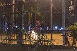Usai demo mahasiswa, sekitar gerbang utama gedung DPR RI rusak parah