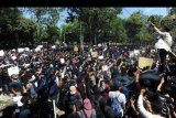 Mahasiswa meneriakkan yel-yel saat mengikuti aksi bertajuk #BaliTidakDiam di depan Kantor DPRD Provinsi Bali, Denpasar, Bali, Selasa (24/9/2019). Dalam aksinya, mereka mendesak Presiden Joko Widodo mengeluarkan Perppu terhadap Revisi UU KPK, mendorong pemerintah dan DPR RI mengkaji ulang pasal-pasal kontroversial dalam RUU KUHP, menuntut pemerintah menyelesaikan krisis di Papua dengan cara yang manusiawi serta menindak tegas pihak yang bertanggung jawab atas kebakaran hutan di Sumatera dan Kalimantan. ANTARA FOTO/Fikri Yusuf/nym