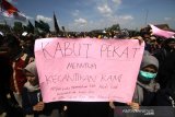 Mahasiswa gabungan dari berbagai perguruan tinggi berunjuk rasa di kantor Gubernur Provinsi Kalsel, Banjarbaru, Kalimantan Selatan, Selasa (24/9/2019).Dalam aksi yang diikuti ratusan mahasiswa dari berbagai elemen mahasiswa di sejumlah perguruan tinggi di kalsel tersebut mereka meminta Presiden Republik Indonesia menunaikan janjinya untuk mencopot Pejabat yang dinilai lamban menangani Kebakaran hutan dan lahan yang sudah menimbulkan kabut asap serta menolak RUU KUHP karena dinilai bertentangan dengan prinsip-prinsip demokrasi dan HAM.Foto Antaranews Kalsel/Bayu Pratama S.