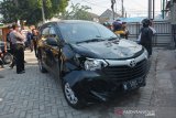 Warga menyaksikan minibus yang terlibat kecelakaan beruntun di Jalan Raya Peterongan, Jombang, Jawa Timur, Selasa (24/9/2019). Kecelakaan beruntun yang melibatkan 1 minibus, truk serta beberapa motor itu disebabkan pengemudi truk yang berjalan dari arah timur kebarat tidak memperhatikan arus lalulintas di depan sehingga menabrak minibus dan motor yang akan belok ke kanan dan menyebabkan dua orang pengendara motor luka parah. Antara Jatim/Syaiful Arif/zk.