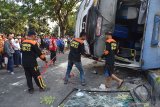 Sejumlah petugas bersiap memindahkan Bus Sugeng Rahayu yang mengalami kecelakaan di Kota Madiun, Jawa Timur, Selasa (24/9/2019). Menurut keterangan warga, Bus Sugeng Rahayu menabrak pengendara sepeda motor yang keluar dari jalan kecil dan masuk ke jalan raya, mengakibatkan seorang perempuan pengendara sepeda motor tewas dan cucunya yang dibonceng mengalami luka berat. Antar Jatim/Siswowidodo/zk.