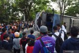 Sejumlah orang melihat Bus Sugeng Rahayu yang mengalami kecelakaan di Kota Madiun, Jawa Timur, Selasa (24/9/2019). Menurut keterangan warga, Bus Sugeng Rahayu menabrak pengendara sepeda motor yang keluar dari jalan kecil dan masuk ke jalan raya, mengakibatkan seorang perempuan pengendara sepeda motor tewas dan cucunya yang dibonceng mengalami luka berat. Antara Jatim/Siswowidodo/zk.