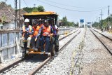 Sejumlah petugas menggunakan kendaraan lori motor melakukan pemeriksaan jalur ganda baru Kereta Api (KA) di Madiun, Jawa Timur, Senin (23/9/2019). Pemeriksaan meliputi kesiapan, kelengkapan dan kondisi jalur baru KA tersebut dalam rangka persiapan uji coba beban menggunakan lokomotif pada jalur ganda KA sebelum diopersionalkan. Antara Jatim/Siswowidodo/zk.