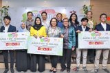 Deputy Director of Human Resources PT East West Seed Indonesia (EWINDO) Fransiska Fortuna (keempat kanan) didampingi dewan juri dan panelis berfoto bersama pemenang Panah Merah Innovation Award 2019 di Purwakarta, Jawa Barat, Selasa (24/9/2019). Ajang lomba karya ilmiah tersebut bertema âCreative Innovation Towards SDGâs 2030â yang diselenggarakan oleh EWINDO produsen benih sayuran Cap Panah Merah. Sebanyak 110 tulisan yang berasal dari 50 perguruan tinggi ikut berpartisipasi seperti UI, ITB, IPB, UNIBRAW, UNHAS, UIN Syarif Hidayatullah dan perguruan tinggi nasional lainnya yang bertujuan untuk menghasilkan inovasi kewirausahaan di bidang nutrisi, kesehatan dan kegiatan sosial lainnya. ANTARA JABAR/M Ibnu Chazar/agr