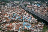 Foto udara permukiman warga dengan latar belakang Jembatan Layang Pasupati di Bandung, Jawa Barat, Senin (23/9/2019). Badan Pusat Statistik Provinsi Jawa Barat mencatat, jumlah penduduk Jawa Barat hingga Juli 2019 mengalami peningkatan sebanyak 49,02 juta jiwa dibandingkan pada 2018 yang hanya 48,68 juta jiwa. ANTARA JABAR/Raisan Al Farisi/agr