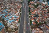 Foto udara permukiman warga dengan latar belakang Jembatan Layang Pasupati di Bandung, Jawa Barat, Senin (23/9/2019). Badan Pusat Statistik Provinsi Jawa Barat mencatat, jumlah penduduk Jawa Barat hingga Juli 2019 mengalami peningkatan sebanyak 49,02 juta jiwa dibandingkan pada 2018 yang hanya 48,68 juta jiwa. ANTARA JABAR/Raisan Al Farisi/agr