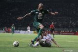 Pesepak bola Persebaya David Aparecido Da Silva (kiri) dihadang pesepak bola Bali United Ricky Fajrin Saputra (kanan) saat pertandingan Liga 1 2019 di Gelora Bung Tomo, Surabaya, Jawa Timur, Selasa (24/9/2019). Persebaya bermain imbang melawan Bali United dengan skor akhir 1-1. Antara Jatim/Moch Asim/zk.