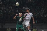 Pesepak bola Persebaya Diogo Campos Gomes (kiri) berusaha menyundul bola dihadang pesepak bola Bali United Willian Silva Costa Pacheco (kanan) saat pertandingan Liga 1 2019 di Gelora Bung Tomo, Surabaya, Jawa Timur, Selasa (24/9/2019). Persebaya bermain imbang melawan Bali United dengan skor akhir 1-1. Antara Jatim/Moch Asim/zk.