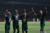 Pesepak bola Persebaya Osvaldo Ardiles Haay (kedua kanan) merayakan gol bersama rekan-rekannya Diogo Campos Gomes (kiri), David Aparecido Da Silva (kedua kiri) dan Otavio Dutra (kanan) saat pertandingan Liga 1 2019 melawan Bali United di Gelora Bung Tomo, Surabaya, Jawa Timur, Selasa (24/9/2019). Persebaya bermain imbang melawan Bali United dengan skor akhir 1-1. Antara Jatim/Moch Asim/zk.